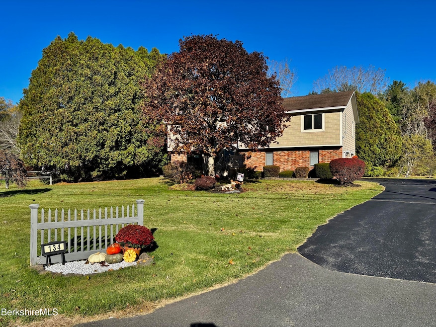 134 Oak Hill Rd, Pittsfield, MA 01201 - photo 1