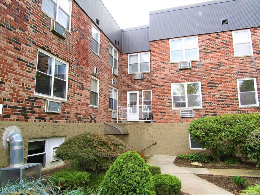 40 Daley Place unit 130, Lynbrook, NY 11563 - photo 1