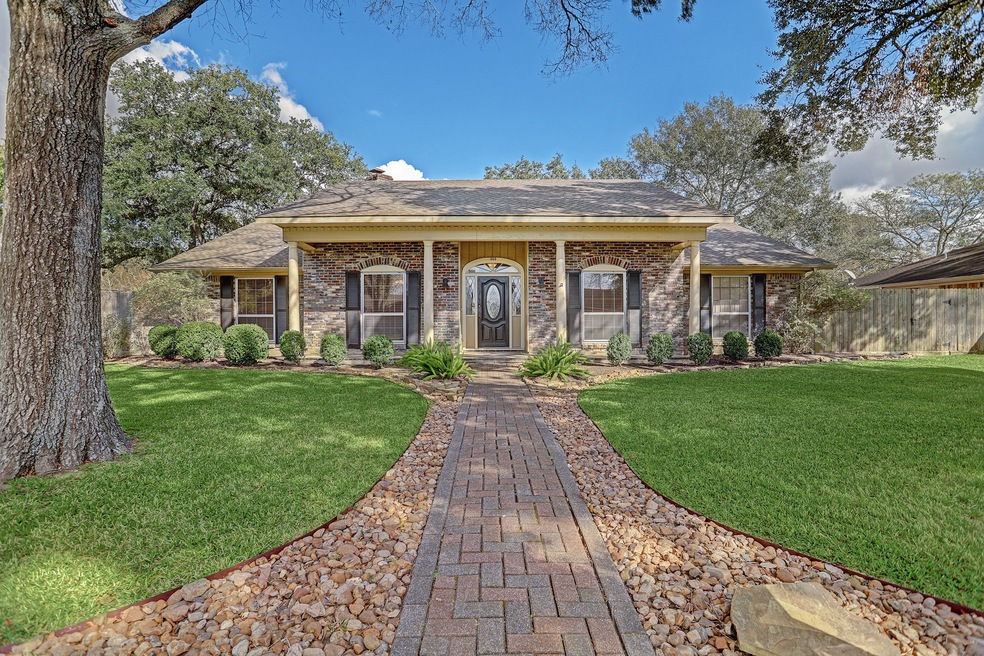 405 Glenlea Dr, Friendswood, TX 77546 - photo 1