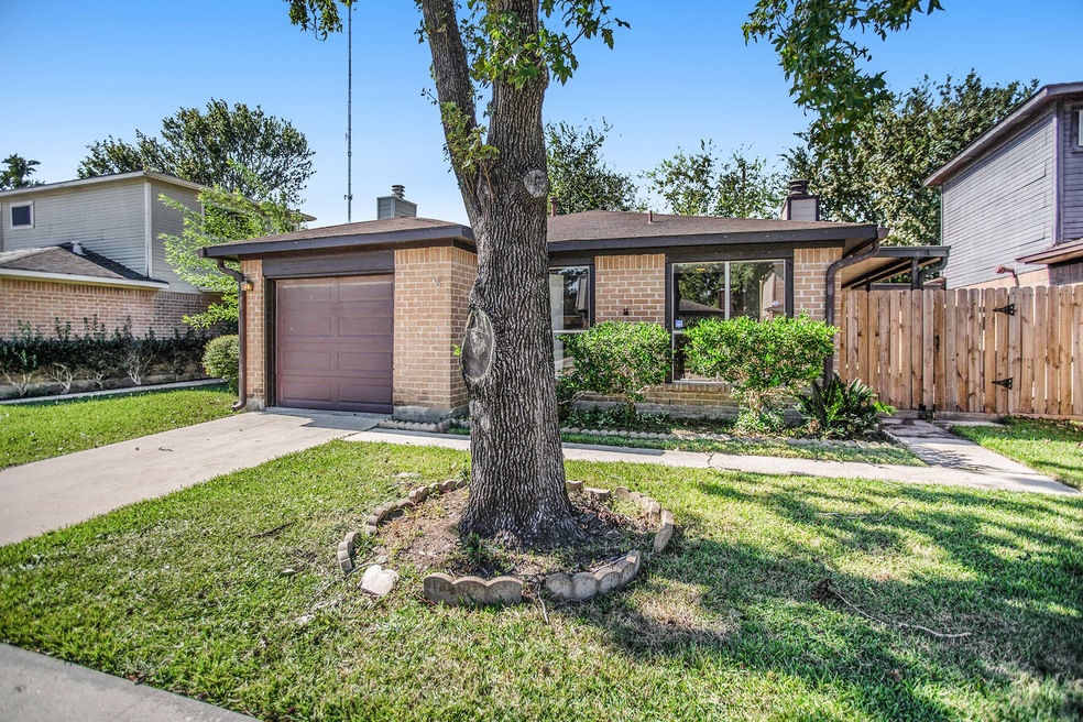 7811 Hillbarn Dr, Houston, TX 77040 - photo 1