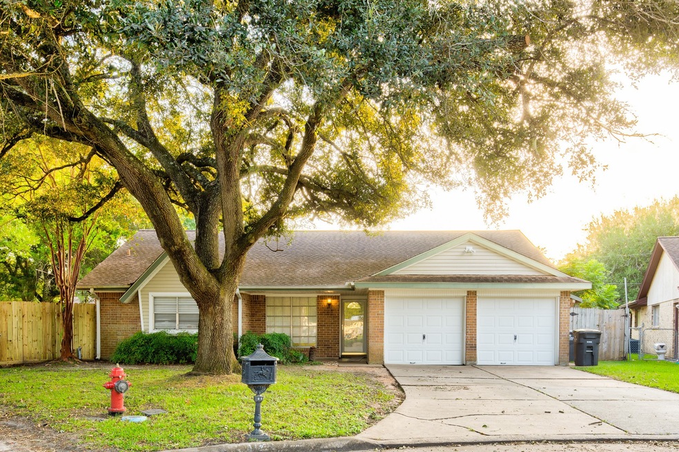 1723 Sherwood Cir, Alvin, TX 77511 - photo 1