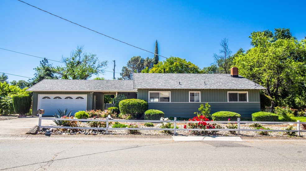 519 Loma Vista Dr, Redding, CA 96002 - photo 1