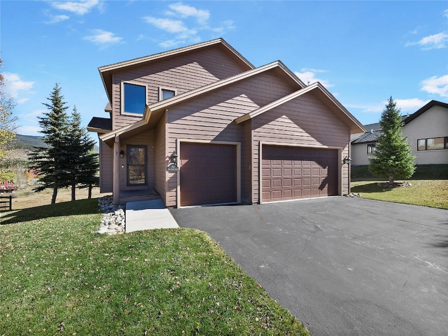 View of front of house featuring a front lawn, a g