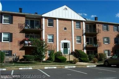 3961 Lyndhurst Dr unit 302, Fairfax, VA 22031 - photo 1