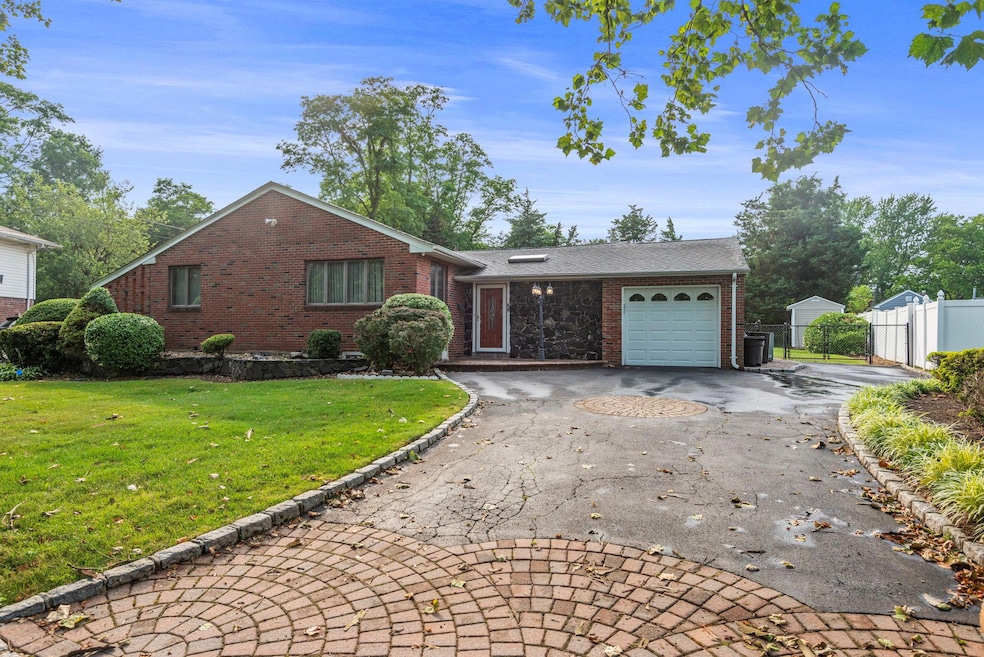 60 Wheatfield Ln, ComMacK, NY 11725 - photo 1