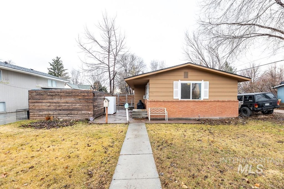 1015 E Sheridan Ave, Nampa, ID 83686 - photo 1