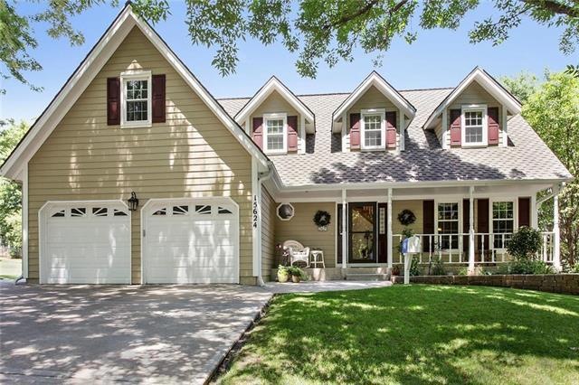 Beautiful & Immaculate Stoneridge 2 Story.  Wonder
