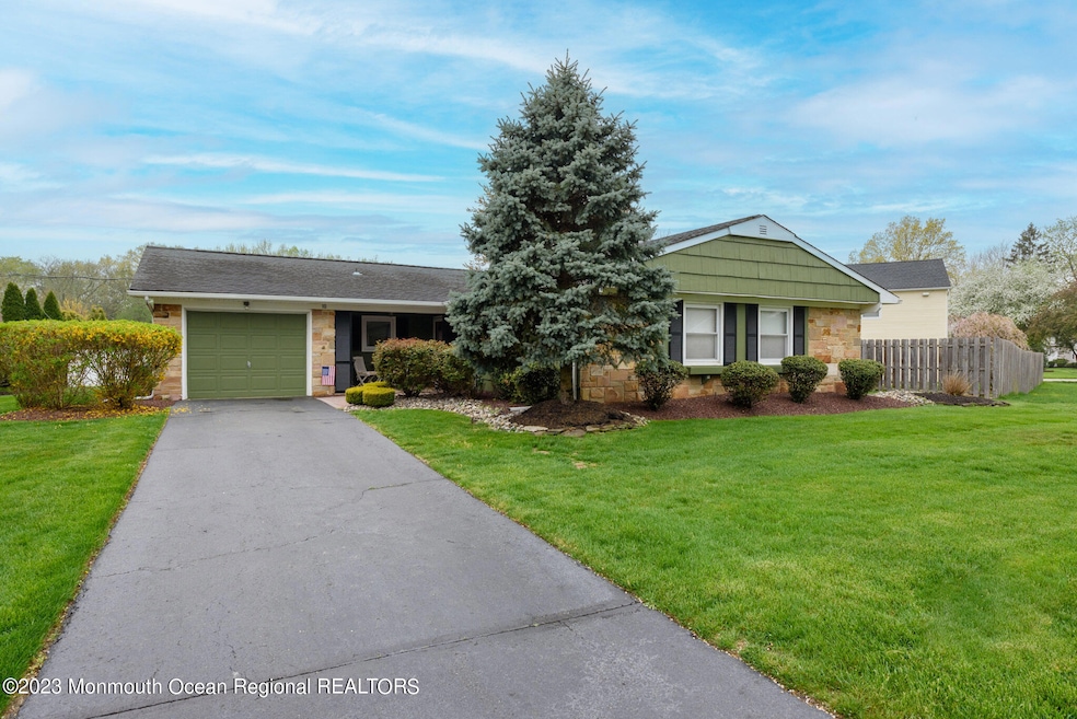 10 Ivanhoe Ln, Matawan, NJ 07747 - photo 1