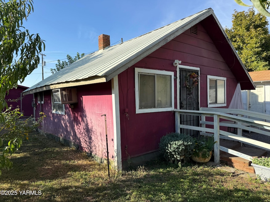 213 W C St, Wapato, WA 98951 - photo 1