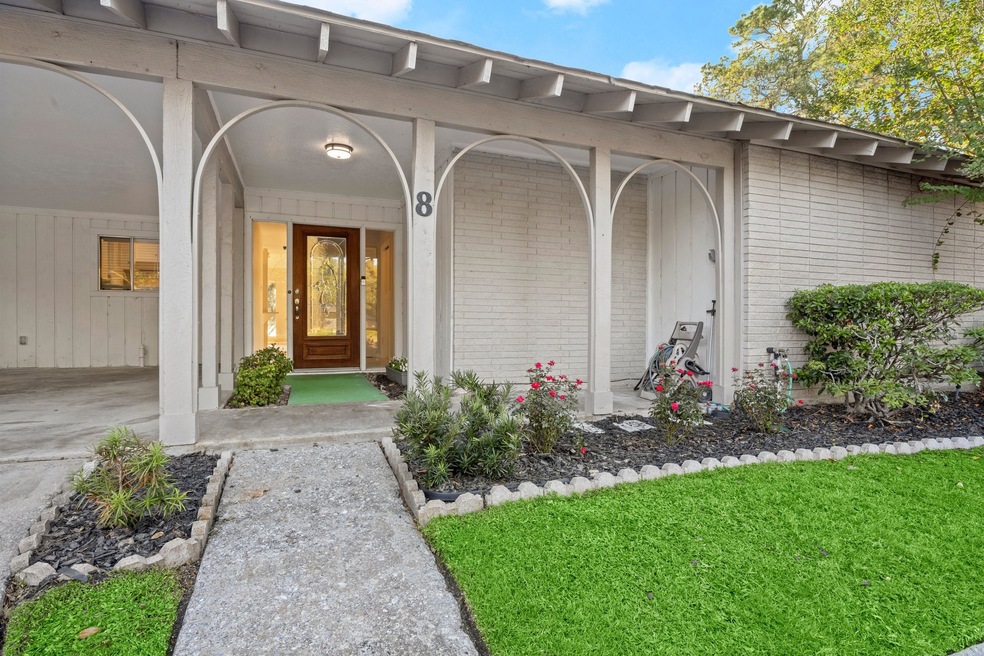 Charming single-story home featuring a covered ent