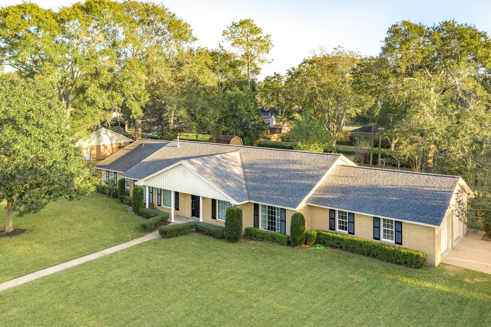 201 E Crestmont Dr, Alvin, TX 77511 - photo 1