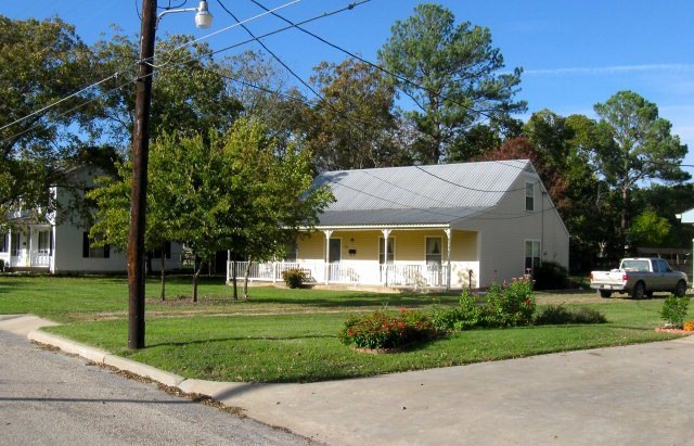 108 W Hackberry St, Fredericksburg, TX 78624 - photo 1