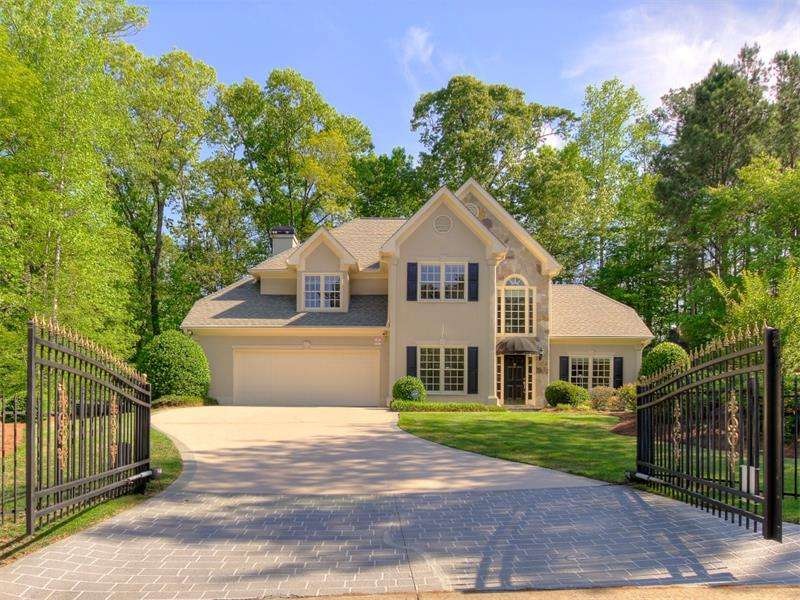 Beautiful hardcoat stucco on gated cul-de-sac lot