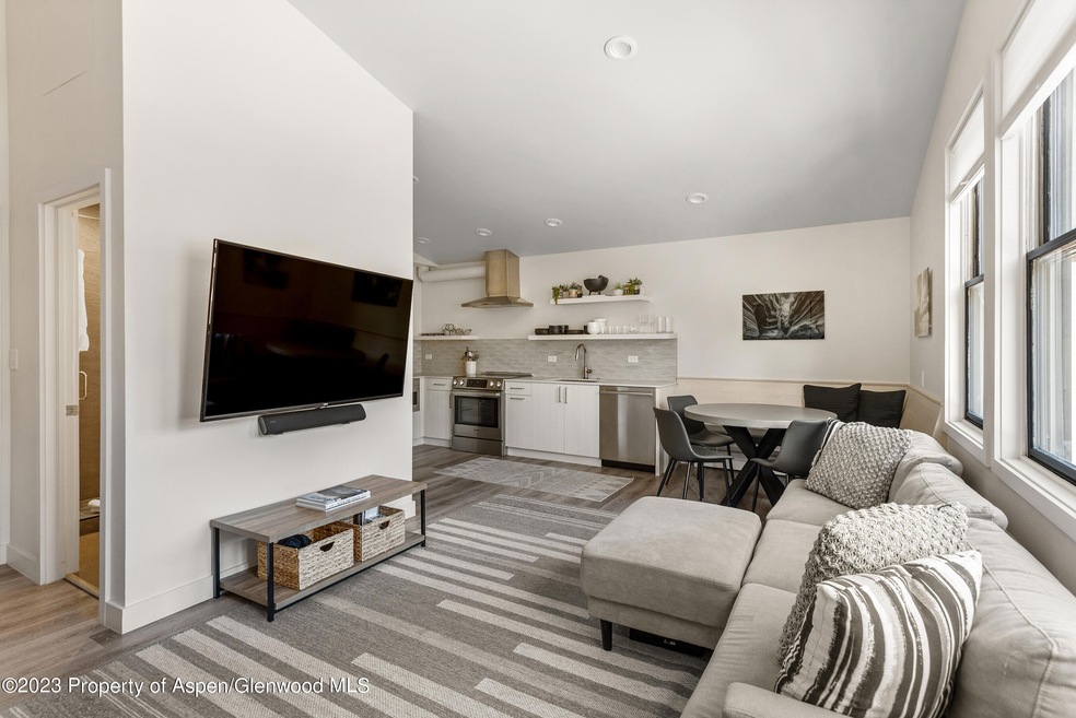 220wMain210_P1_B6_Med23050806