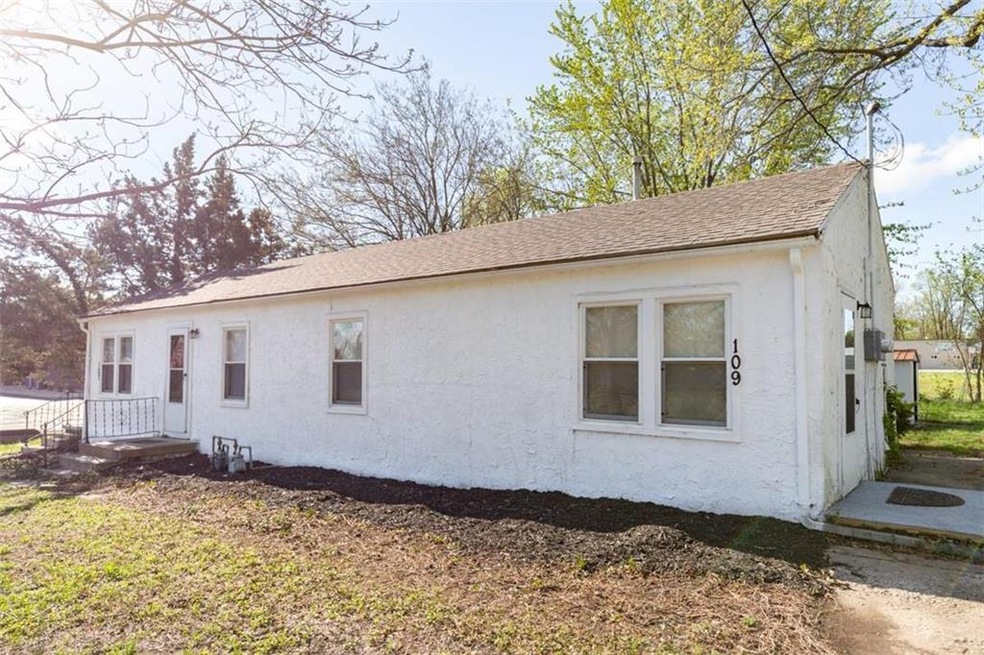 107 W Hale St, Spring Hill, KS 66083 - photo 1