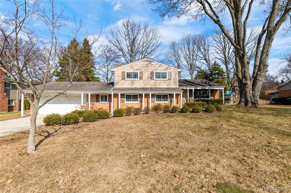 4045 Iverness Ln West-large-001-1-4045 Iverness Ln