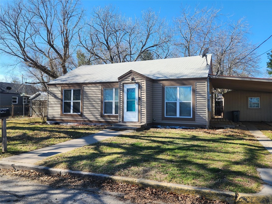 320 Davis St, Weatherford, TX 76086 - photo 1