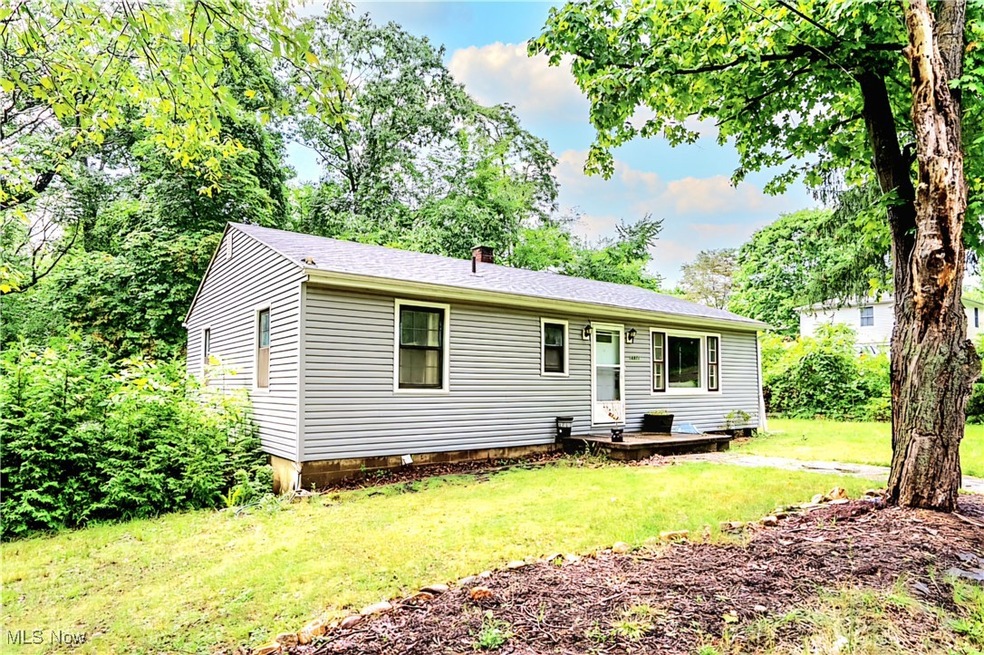 Front of house featuring a yard