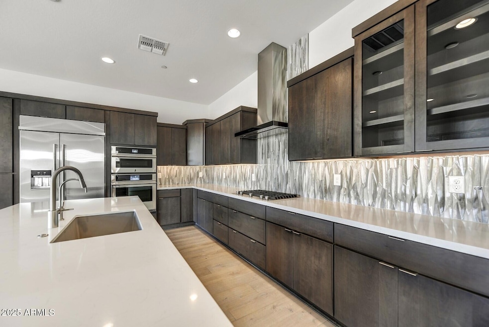 11) KITCHEN DETAIL