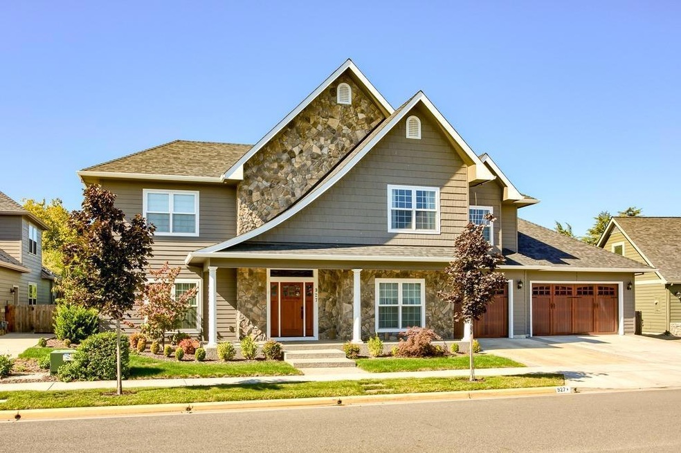 927 Buck Point St, Central Point, OR 97502 - photo 1