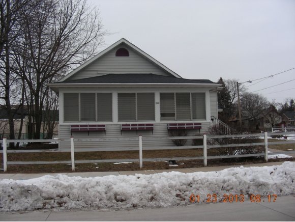 402 W 12th Ave, Oshkosh, WI 54902 - photo 1
