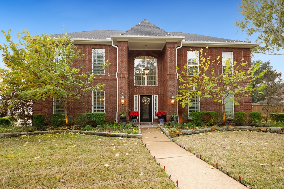 Welcome to this wonderful oversized lot in the des
