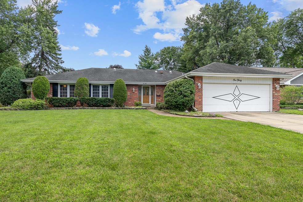 130 E Thompson Dr, Wheaton, IL 60189 - photo 1