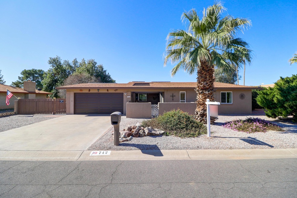 Clearview, 742 Photo 2