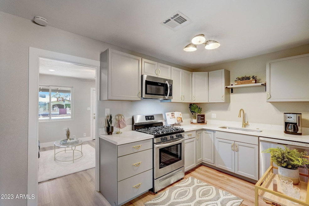 16-web-or-mls-E Cheery Lynn Rd-016