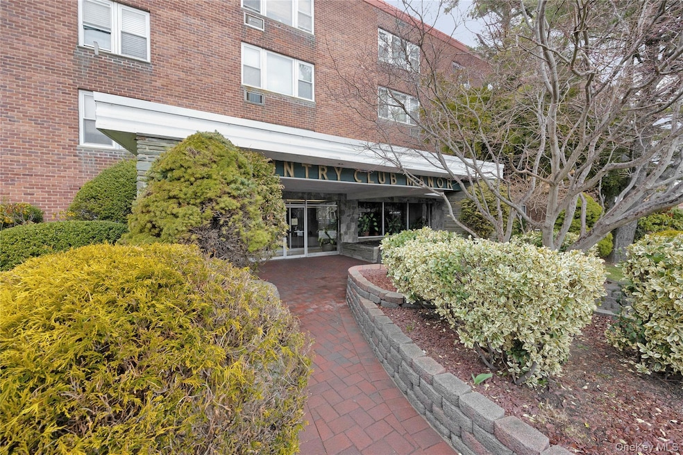 Country Club Manor unit 1F, Freeport, NY 11520 - photo 1