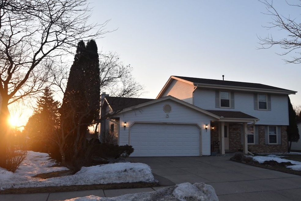 1920 Fieldcrest Ln, Waukesha, WI 53186 - photo 1