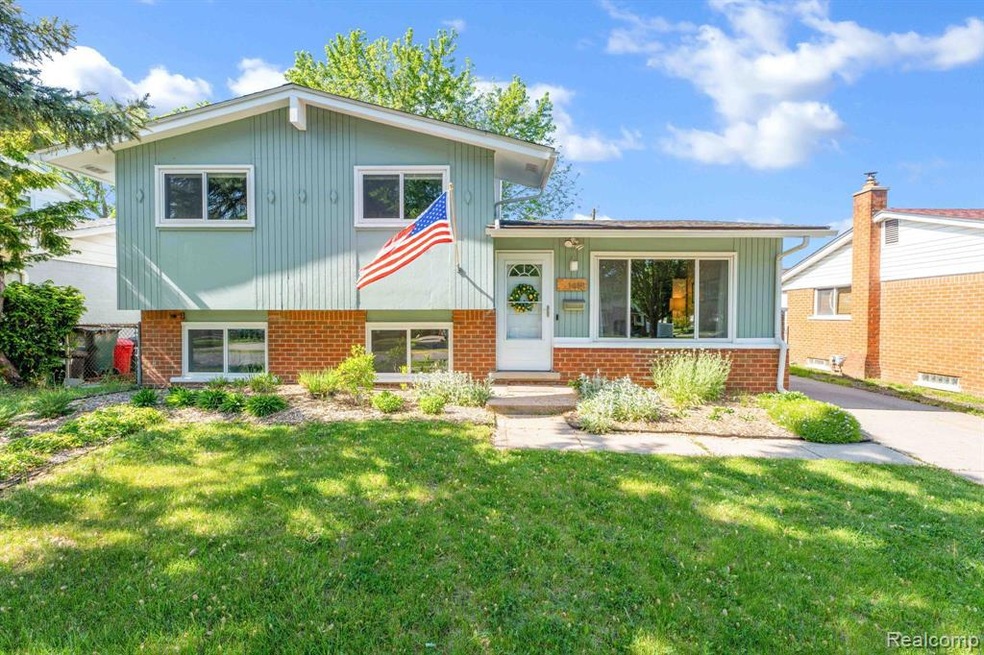 1418 W Elmwood Ave, Clawson, MI 48017 - photo 1