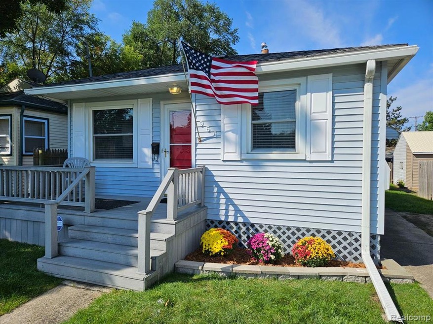 956 Stocker Ave, Flint, MI 48503 - photo 1