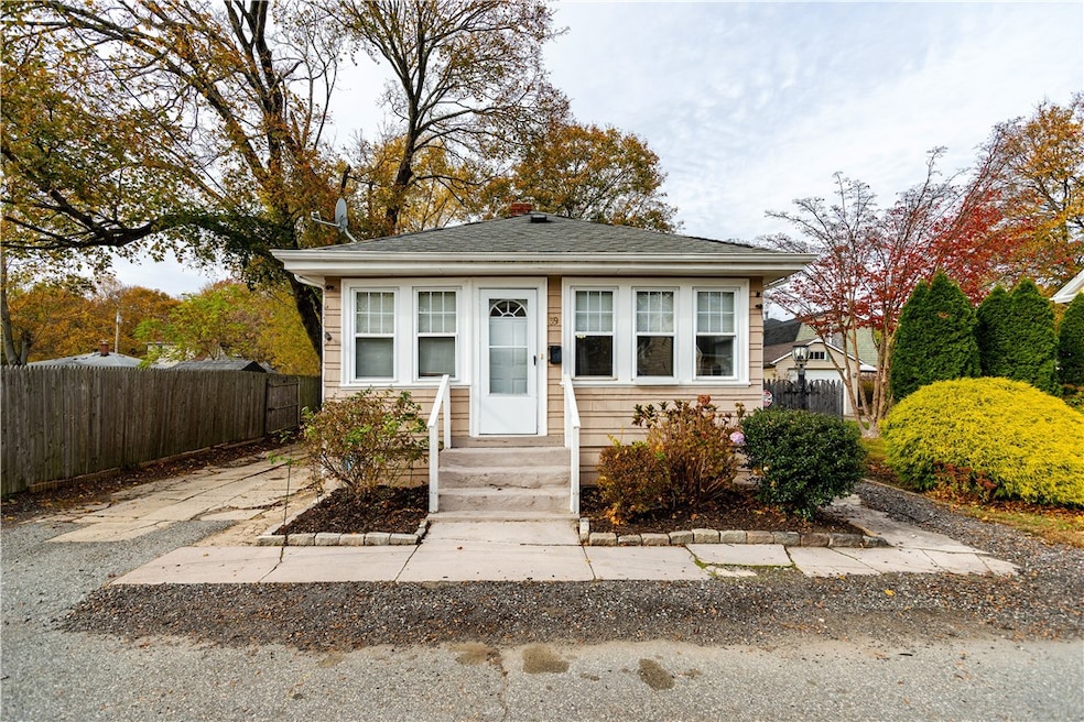 39 Mawney Ave, Warwick, RI 02889 - photo 1