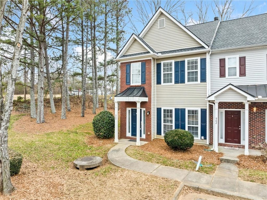 View of front of house featuring a front yard