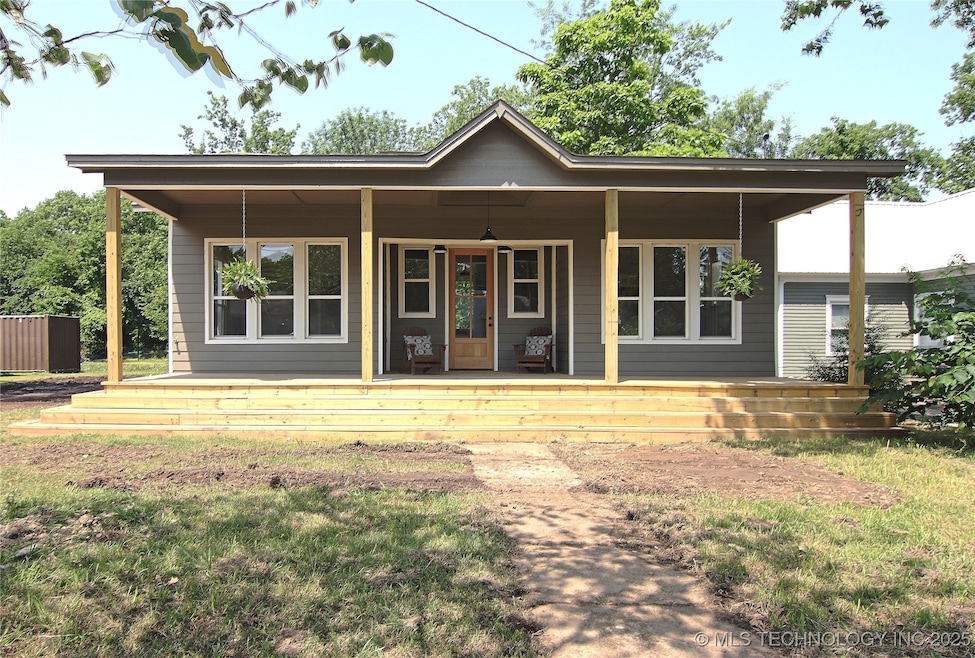 611 N State St, Wagoner, OK 74467 - photo 1