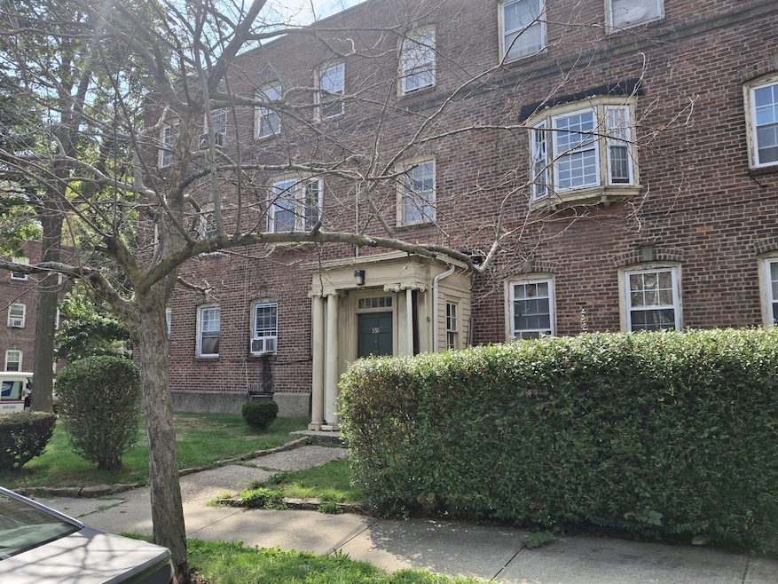 591 Wilmot Ave unit 3, Bridgeport, CT 06607 - photo 1