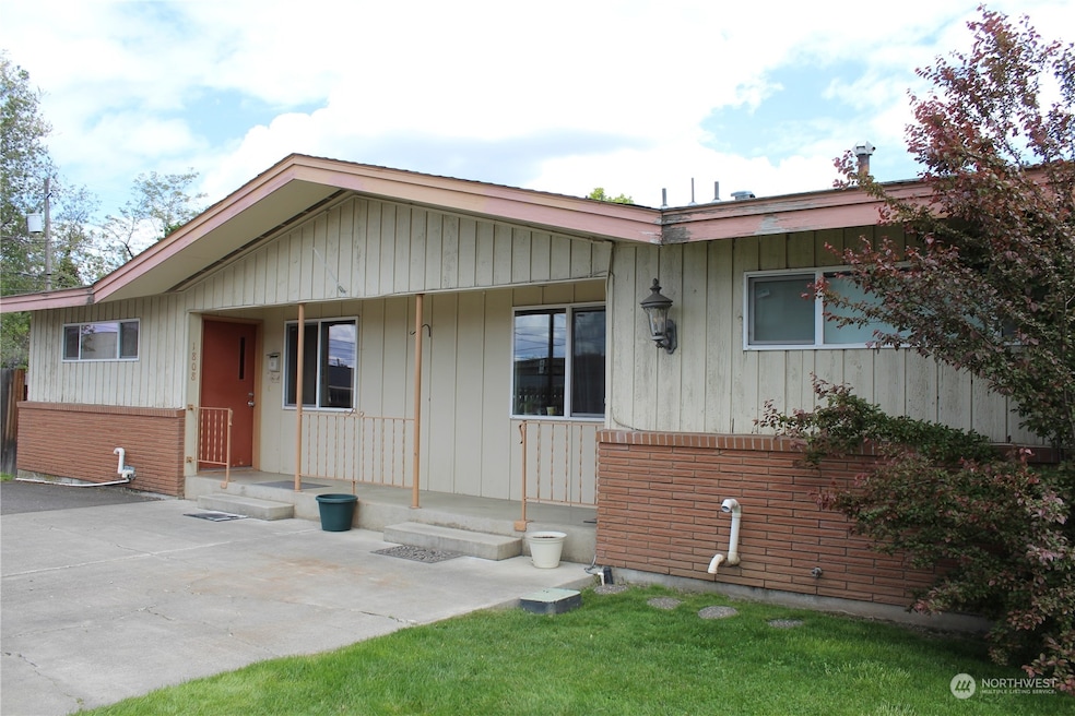1808 Evergreen St, Walla Walla, WA 99362 - photo 1