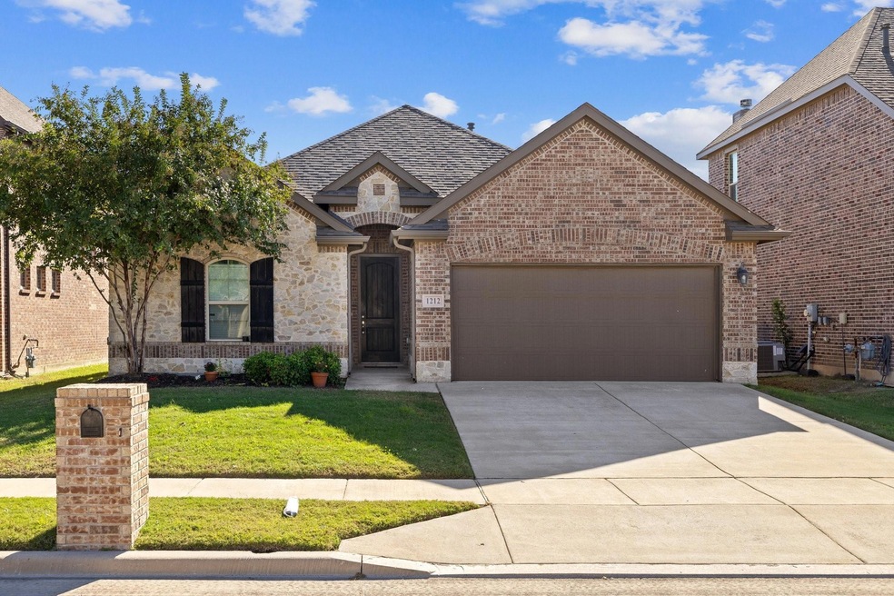 View of front of property with a garage and a fron