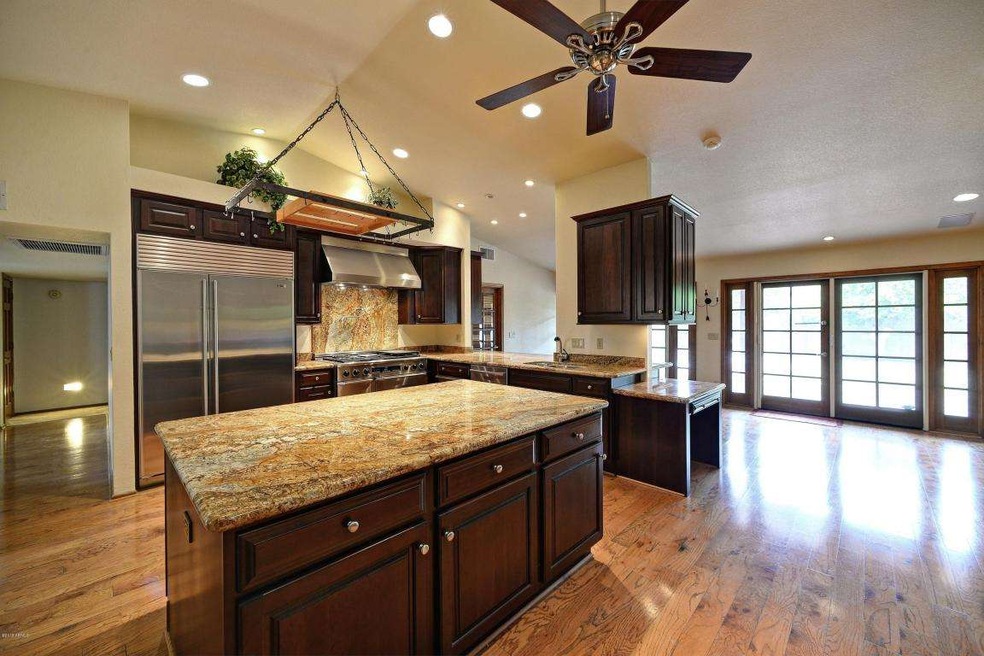Huge Gourmet Kitchen