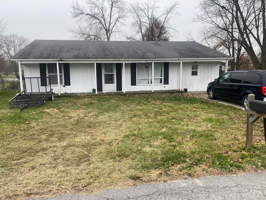 212 Southwest Cir, Centralia, MO 65240 - photo 1