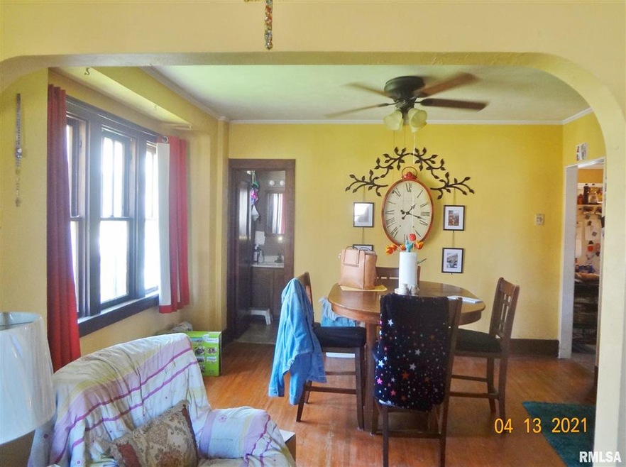 305 5th St, Lincoln, IL 62656 - photo 1