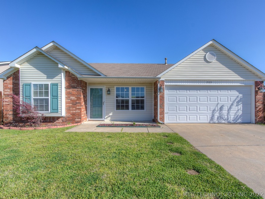 209 W Fairlane Place, Sapulpa, OK 74066 - photo 1