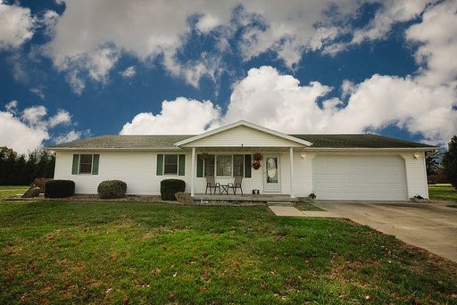 8925 E 1210th Rd, Effingham, IL 62401 - photo 1