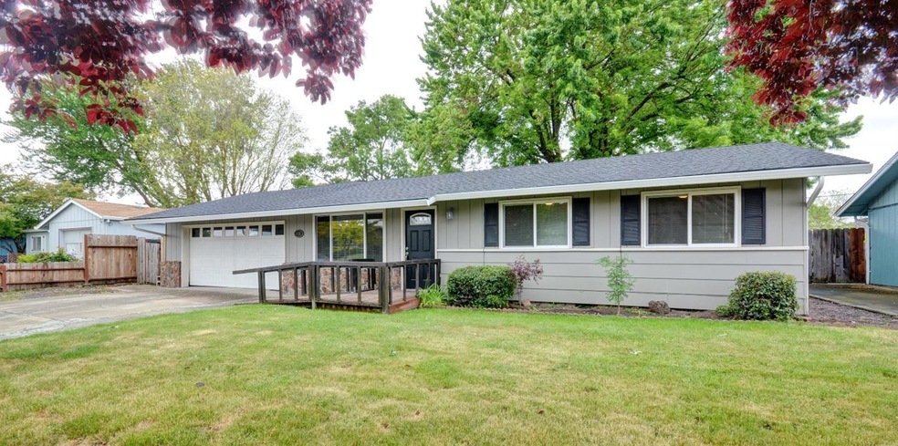 1426 Pleasant St, Medford, OR 97504 - photo 1