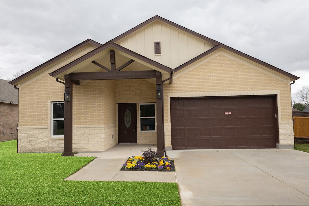 604 Crenshaw St, Terrell, TX 75160 - photo 1