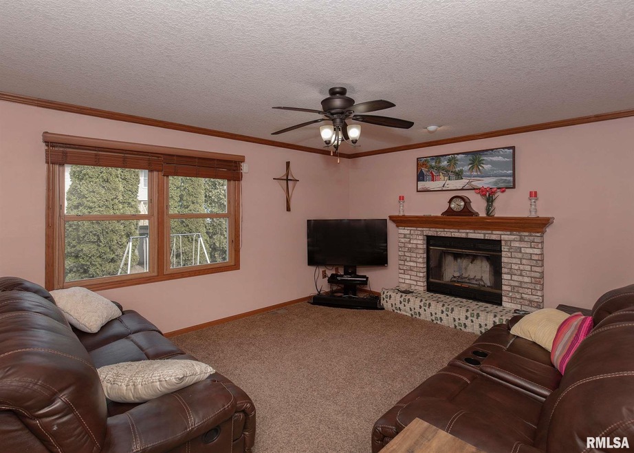 2308 W 60th Place, Davenport, IA 52806 - photo 1