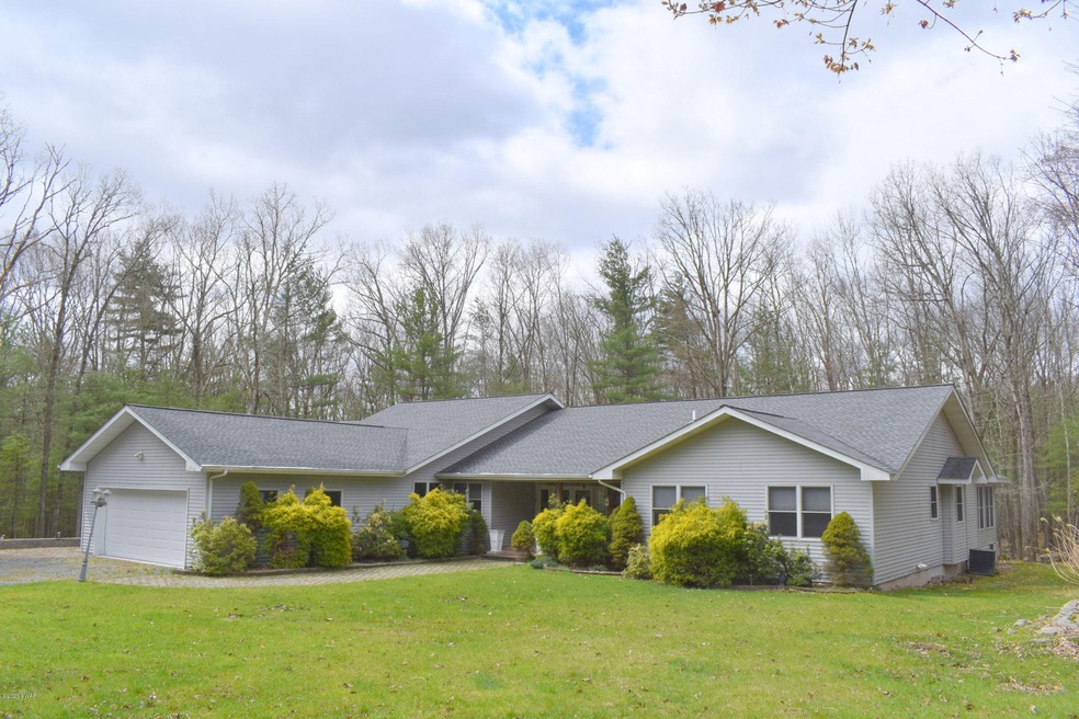 81 Moonbeam Cir, Hawley, PA 18428 - photo 1