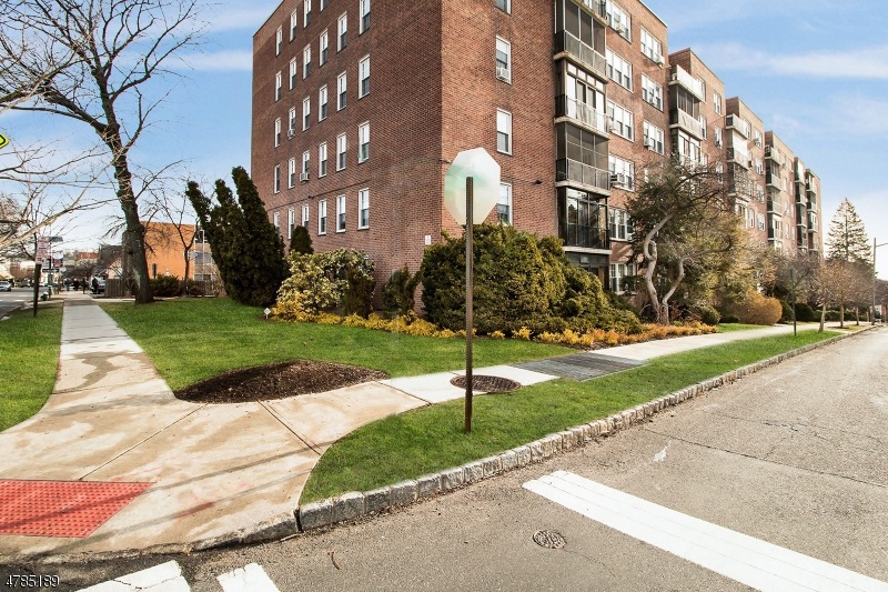 5 Roosevelt Pl C001e unit E, Montclair Twp., NJ 07042 - photo 1