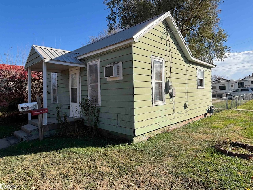 902 Clinton Ave, Ottumwa, IA 52501 - photo 1